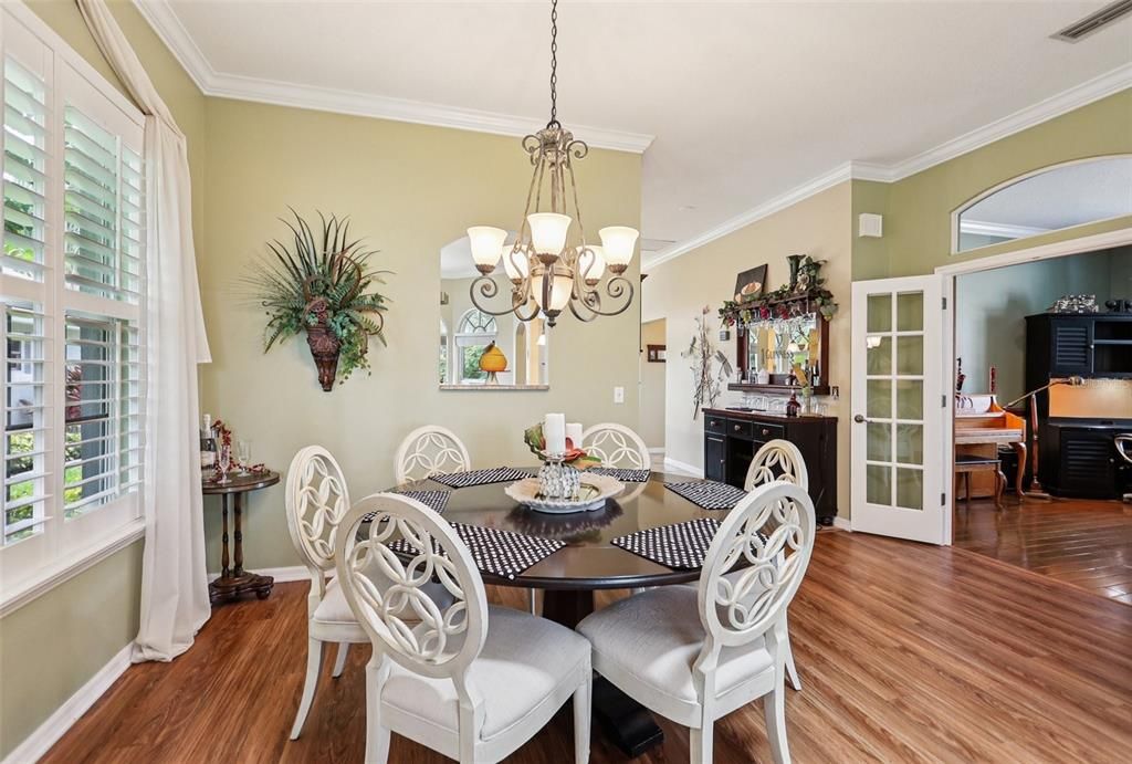 Под контрактом: $539,000 (3 спален, 2 ванн, 1980 Квадратных фут)