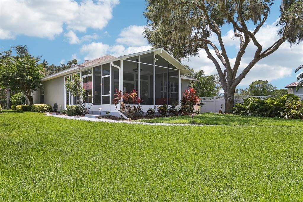 Под контрактом: $539,000 (3 спален, 2 ванн, 1980 Квадратных фут)