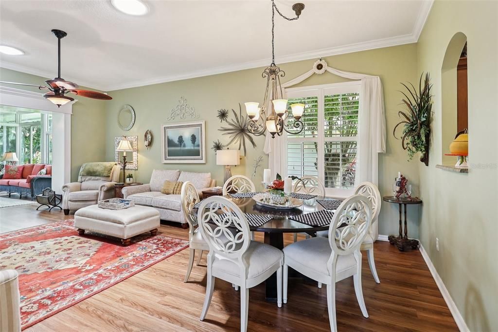 Под контрактом: $539,000 (3 спален, 2 ванн, 1980 Квадратных фут)