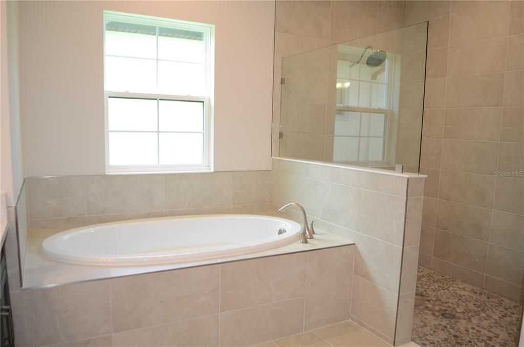 For Rent: $6,500 (6 beds, 4 baths, 4539 Square Feet)