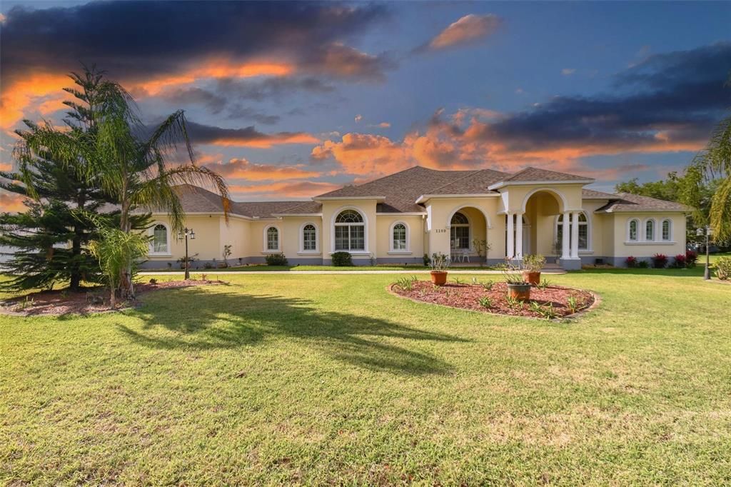 Vendido Recientemente: $975,000 (4 camas, 4 baños, 4512 Pies cuadrados)