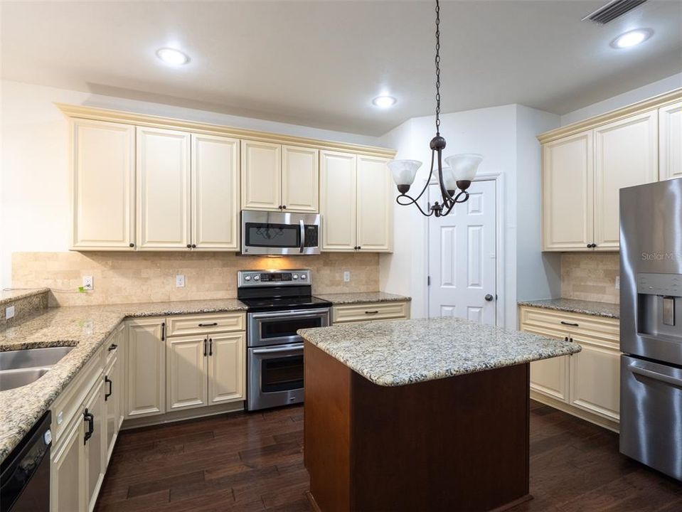 Под контрактом: $499,999 (4 спален, 3 ванн, 2862 Квадратных фут)