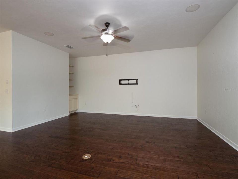 Под контрактом: $499,999 (4 спален, 3 ванн, 2862 Квадратных фут)