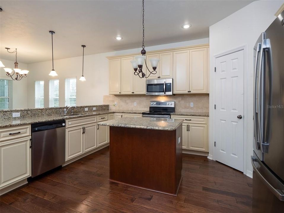 Под контрактом: $499,999 (4 спален, 3 ванн, 2862 Квадратных фут)