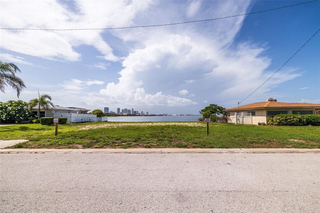 En Venta: $1,295,000 (0.29 acres)