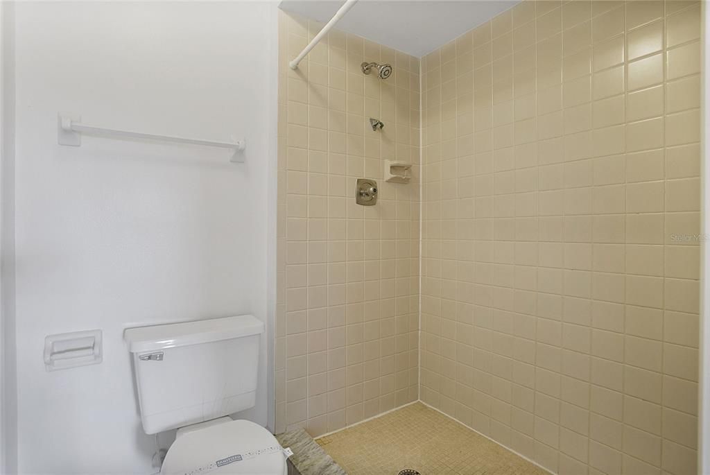 合同活跃: $1,345 (2 贝兹, 2 浴室, 1048 平方英尺)