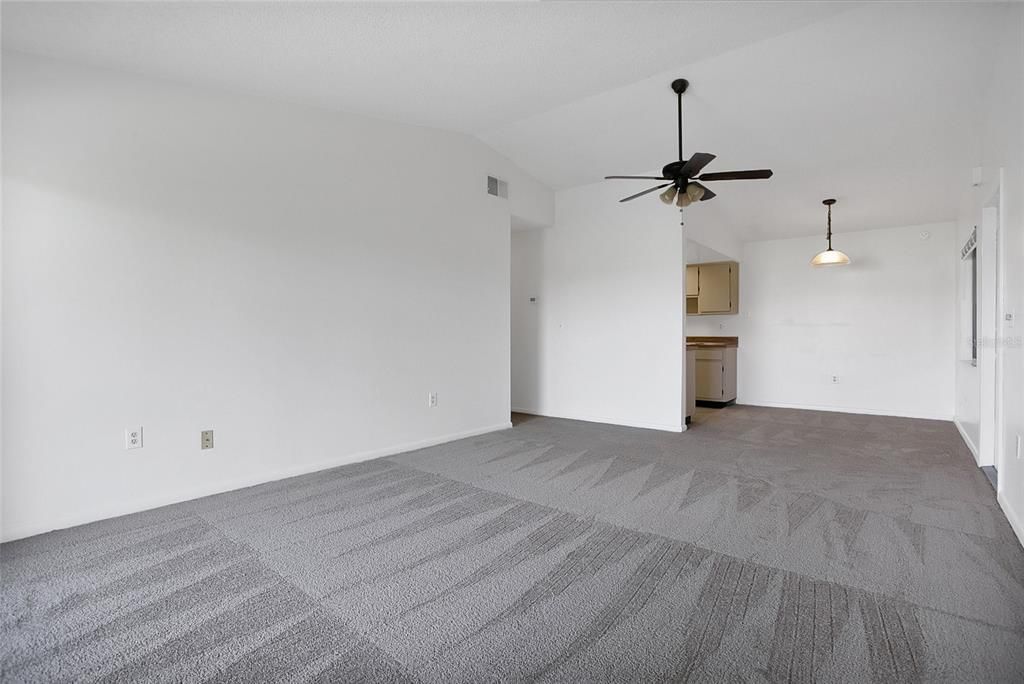 合同活跃: $1,345 (2 贝兹, 2 浴室, 1048 平方英尺)