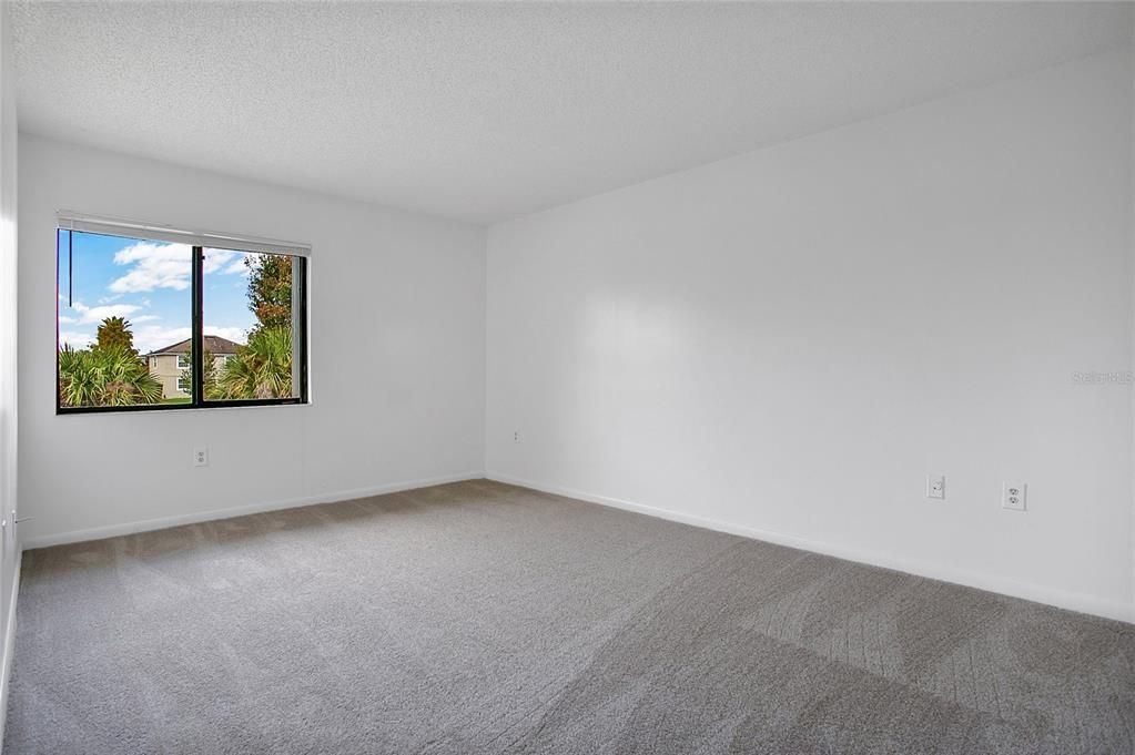 合同活跃: $1,345 (2 贝兹, 2 浴室, 1048 平方英尺)