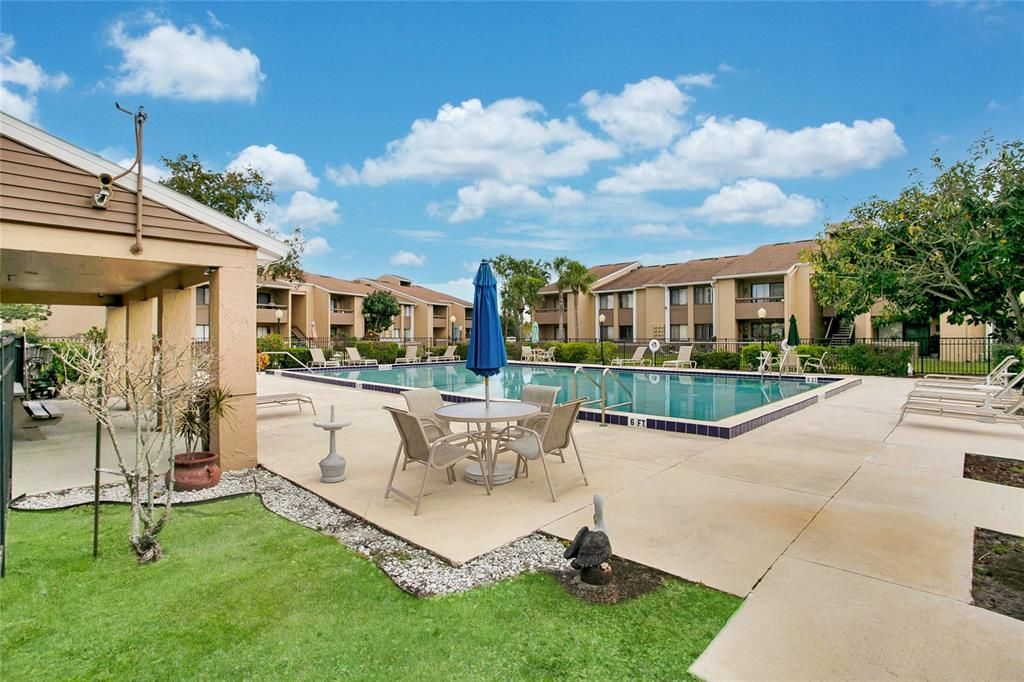 合同活跃: $1,345 (2 贝兹, 2 浴室, 1048 平方英尺)