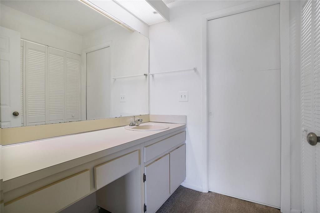 合同活跃: $1,345 (2 贝兹, 2 浴室, 1048 平方英尺)