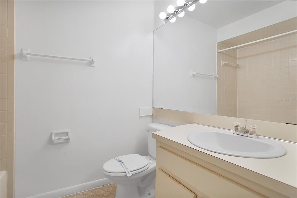 合同活跃: $1,345 (2 贝兹, 2 浴室, 1048 平方英尺)