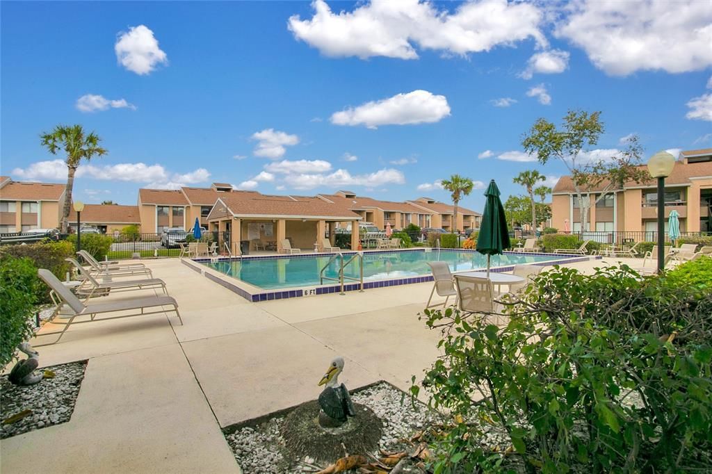 合同活跃: $1,345 (2 贝兹, 2 浴室, 1048 平方英尺)