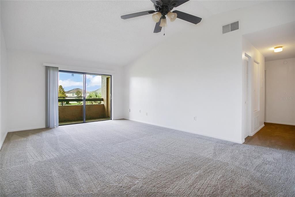 合同活跃: $1,345 (2 贝兹, 2 浴室, 1048 平方英尺)