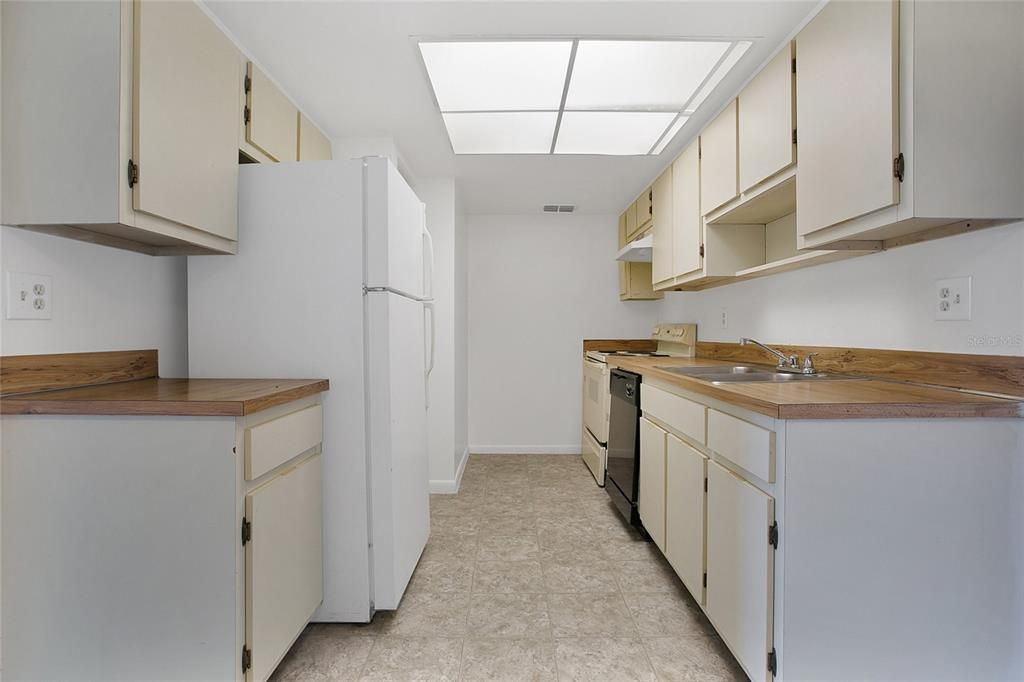 合同活跃: $1,345 (2 贝兹, 2 浴室, 1048 平方英尺)