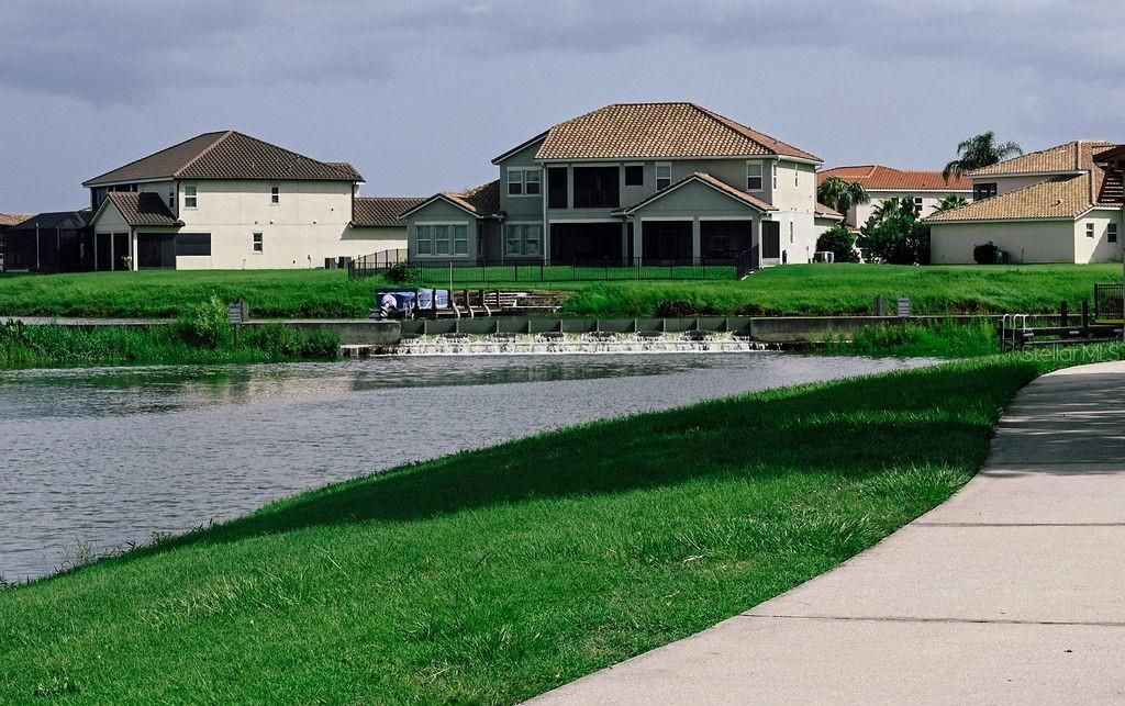 合同活跃: $350,000 (3 贝兹, 3 浴室, 2390 平方英尺)