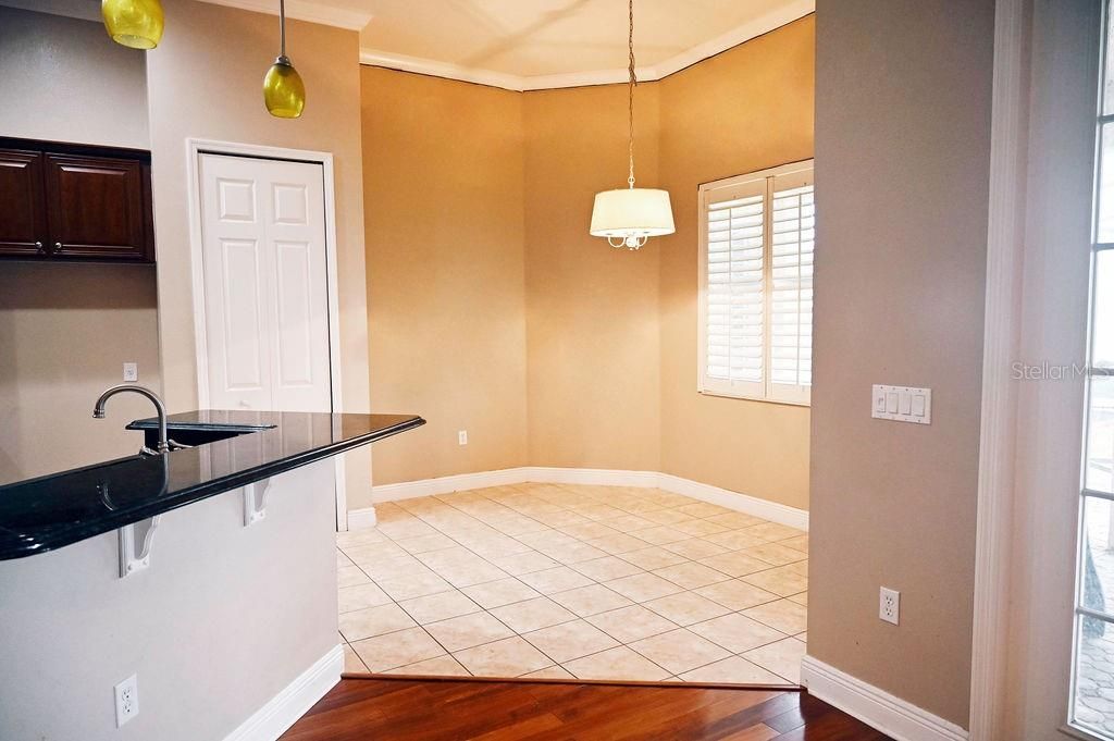 合同活跃: $350,000 (3 贝兹, 3 浴室, 2390 平方英尺)