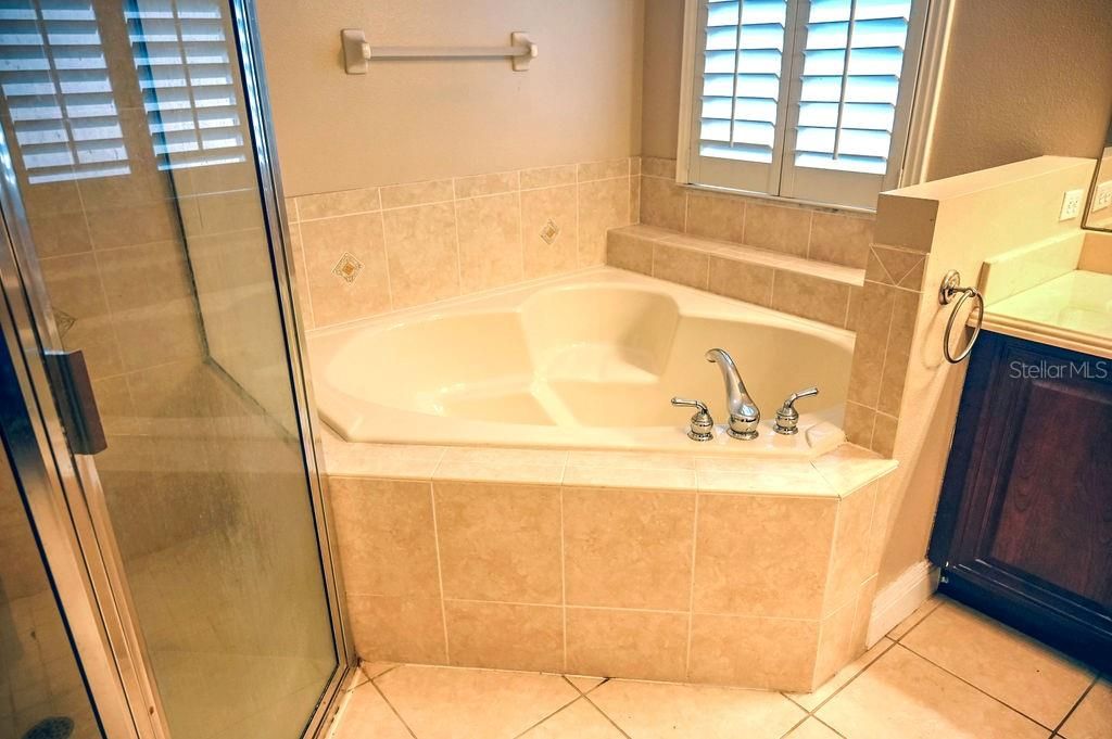 合同活跃: $350,000 (3 贝兹, 3 浴室, 2390 平方英尺)