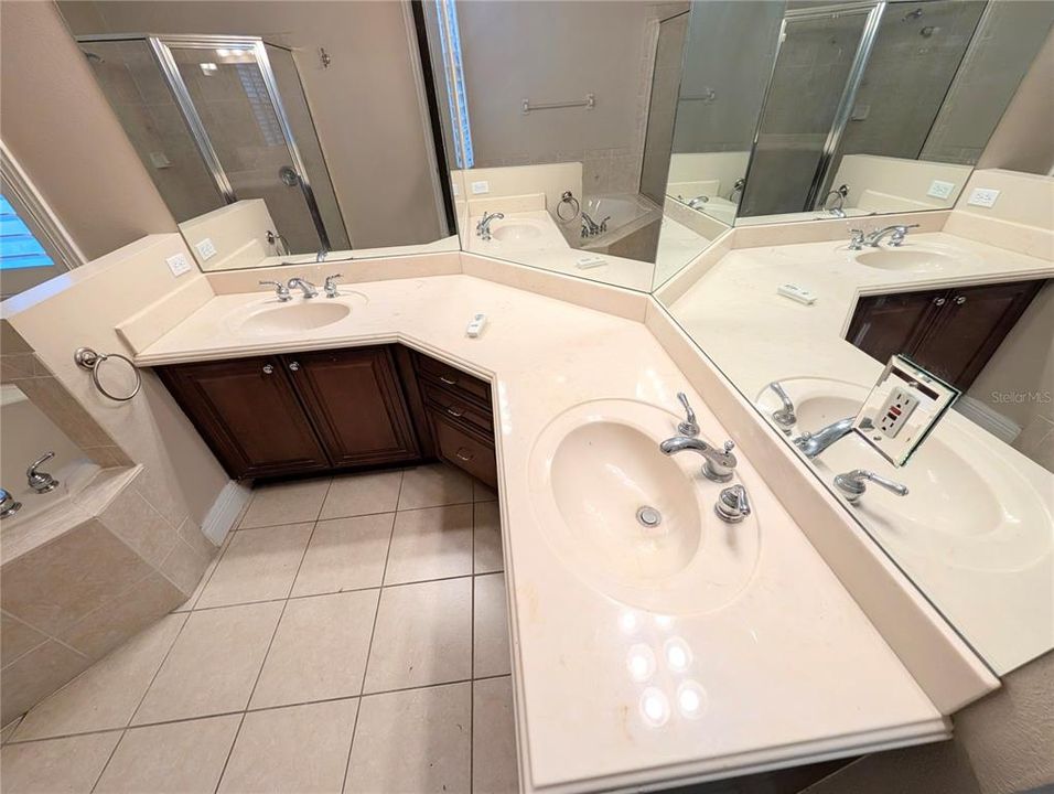 合同活跃: $350,000 (3 贝兹, 3 浴室, 2390 平方英尺)