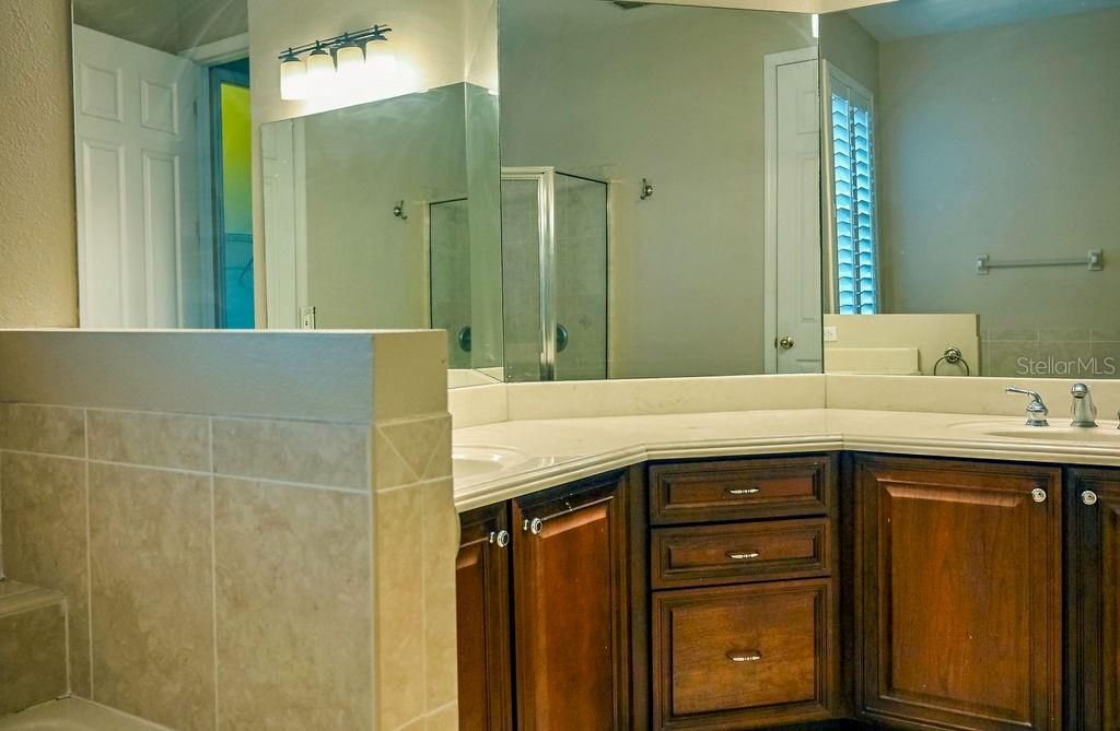 合同活跃: $350,000 (3 贝兹, 3 浴室, 2390 平方英尺)