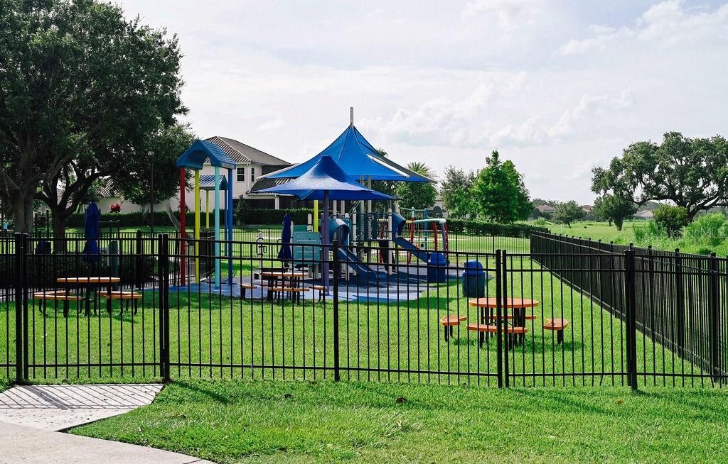 合同活跃: $350,000 (3 贝兹, 3 浴室, 2390 平方英尺)