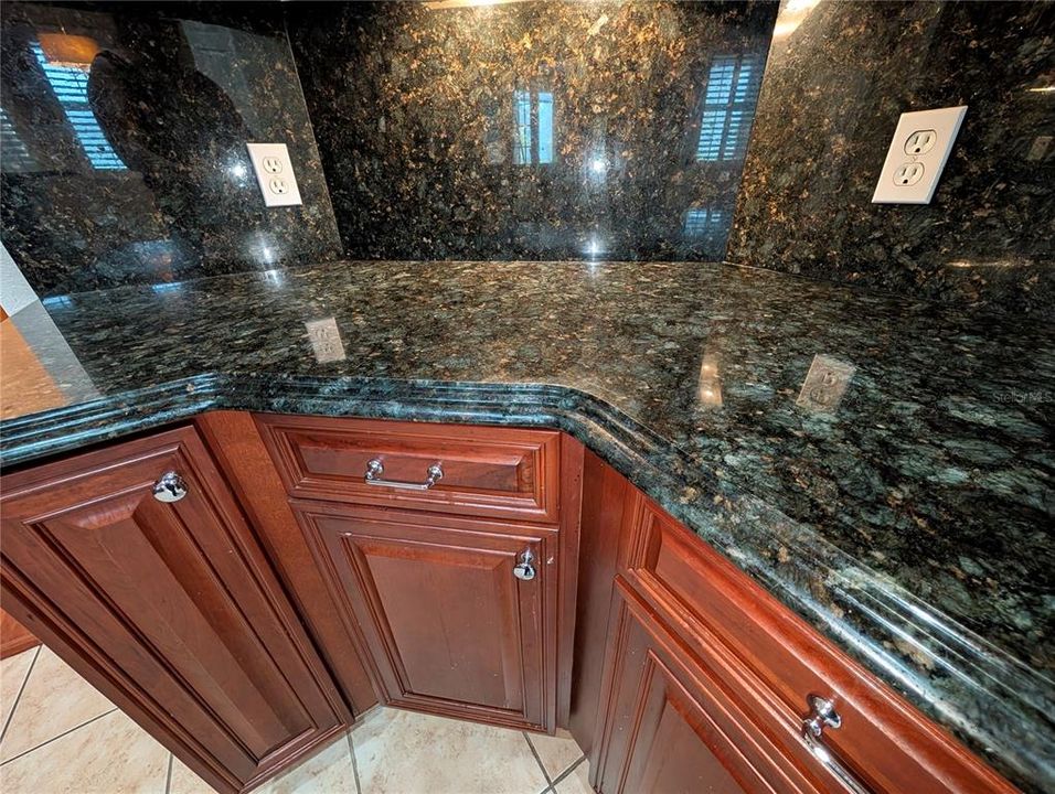 合同活跃: $350,000 (3 贝兹, 3 浴室, 2390 平方英尺)