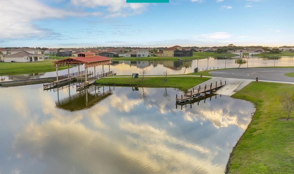 合同活跃: $350,000 (3 贝兹, 3 浴室, 2390 平方英尺)