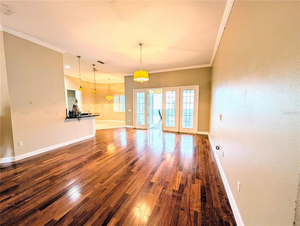 合同活跃: $350,000 (3 贝兹, 3 浴室, 2390 平方英尺)