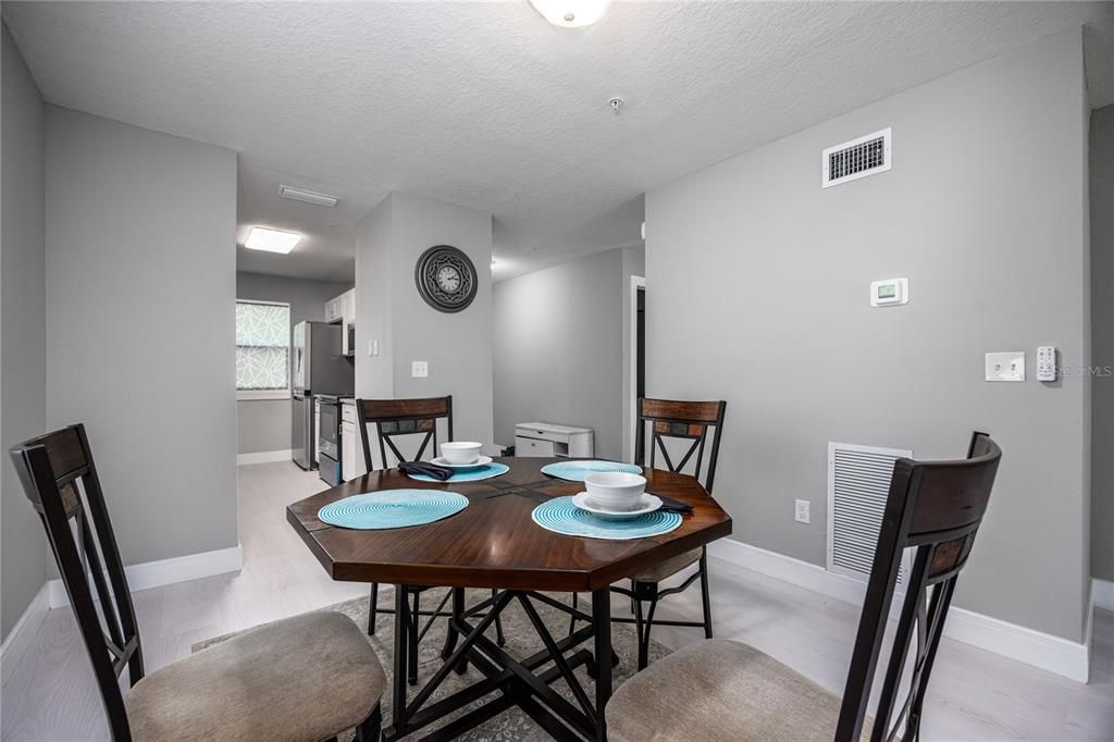 待售: $139,900 (2 贝兹, 1 浴室, 1164 平方英尺)