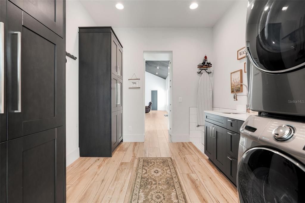 Activo con contrato: $970,000 (3 camas, 2 baños, 3132 Pies cuadrados)