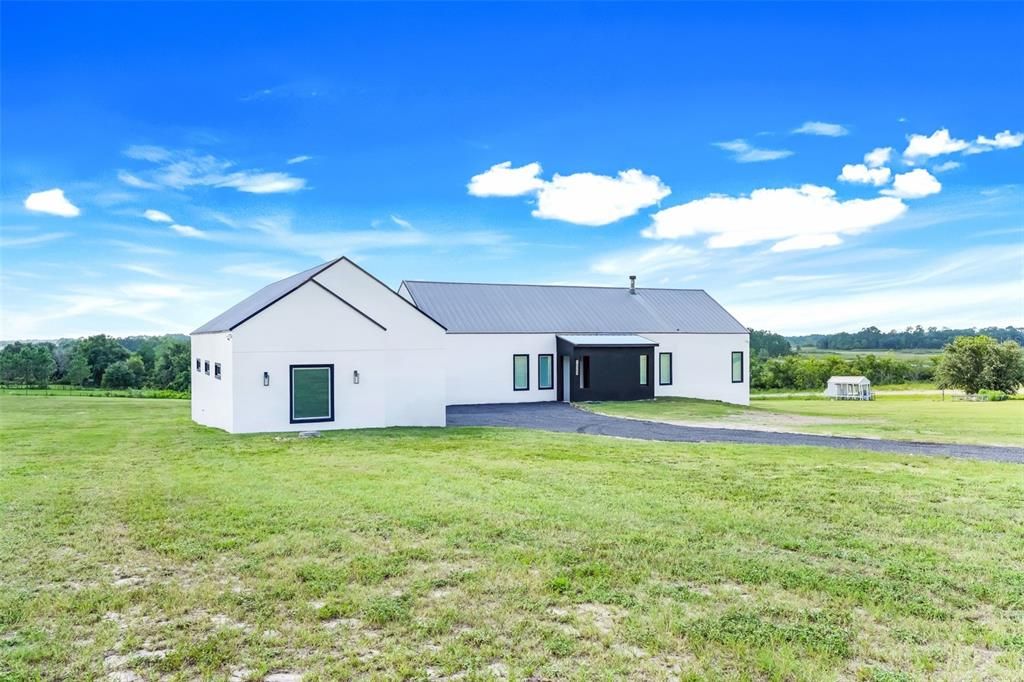 Activo con contrato: $970,000 (3 camas, 2 baños, 3132 Pies cuadrados)