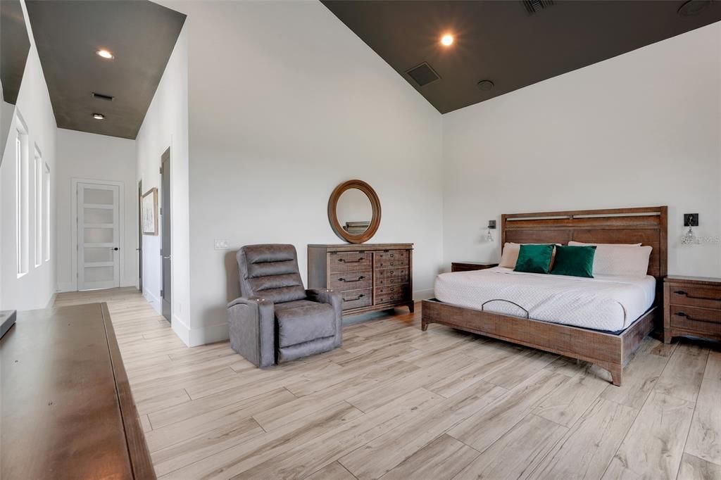 Activo con contrato: $970,000 (3 camas, 2 baños, 3132 Pies cuadrados)