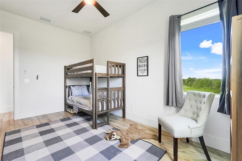 Activo con contrato: $970,000 (3 camas, 2 baños, 3132 Pies cuadrados)