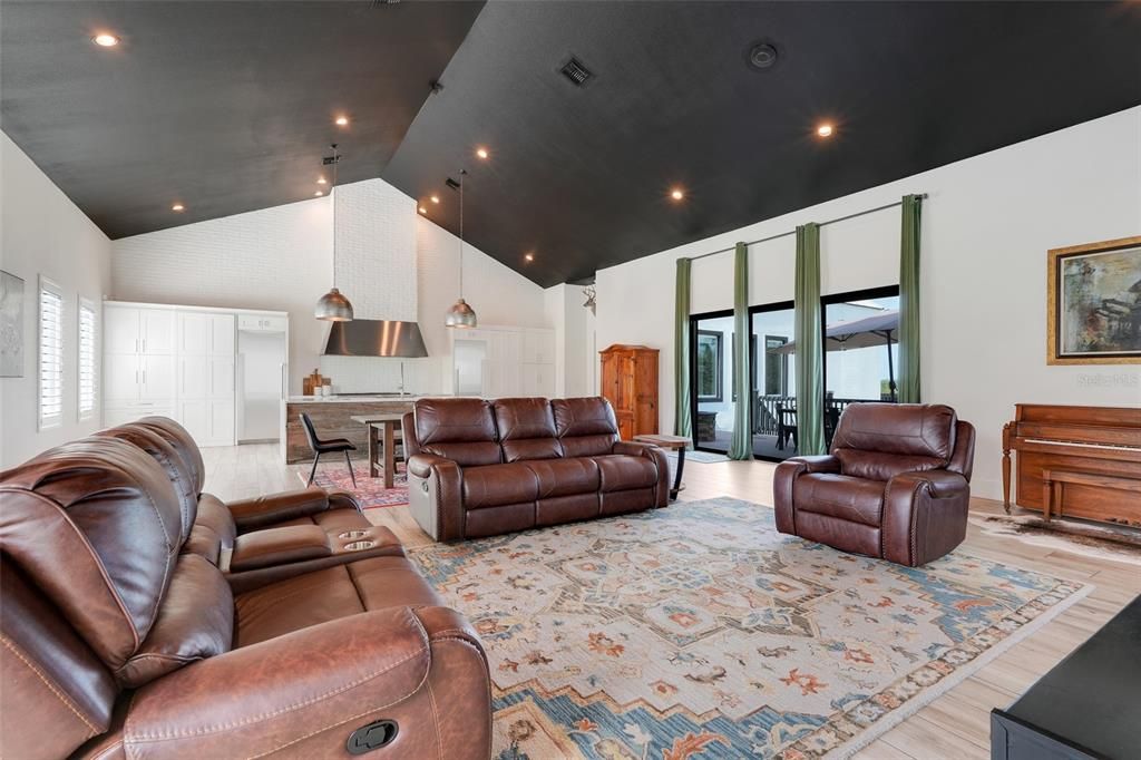 Activo con contrato: $970,000 (3 camas, 2 baños, 3132 Pies cuadrados)