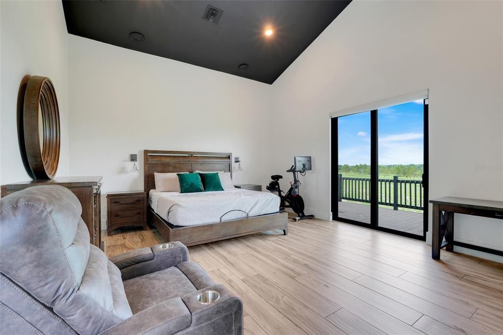 Activo con contrato: $970,000 (3 camas, 2 baños, 3132 Pies cuadrados)