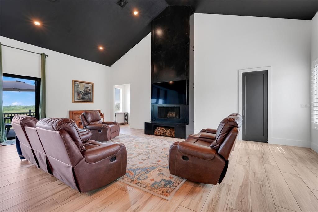 Activo con contrato: $970,000 (3 camas, 2 baños, 3132 Pies cuadrados)