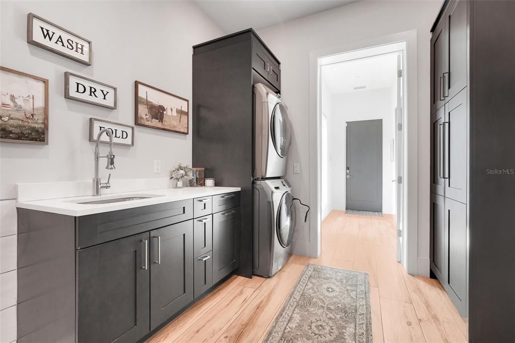 Activo con contrato: $970,000 (3 camas, 2 baños, 3132 Pies cuadrados)