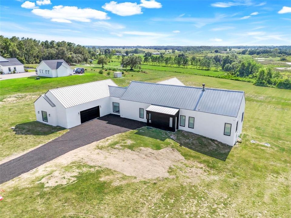 Activo con contrato: $970,000 (3 camas, 2 baños, 3132 Pies cuadrados)