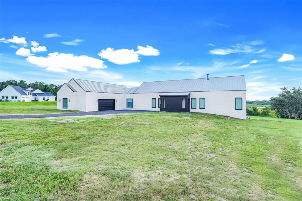 Activo con contrato: $970,000 (3 camas, 2 baños, 3132 Pies cuadrados)