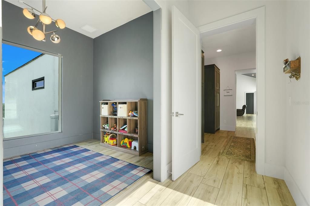 Activo con contrato: $970,000 (3 camas, 2 baños, 3132 Pies cuadrados)