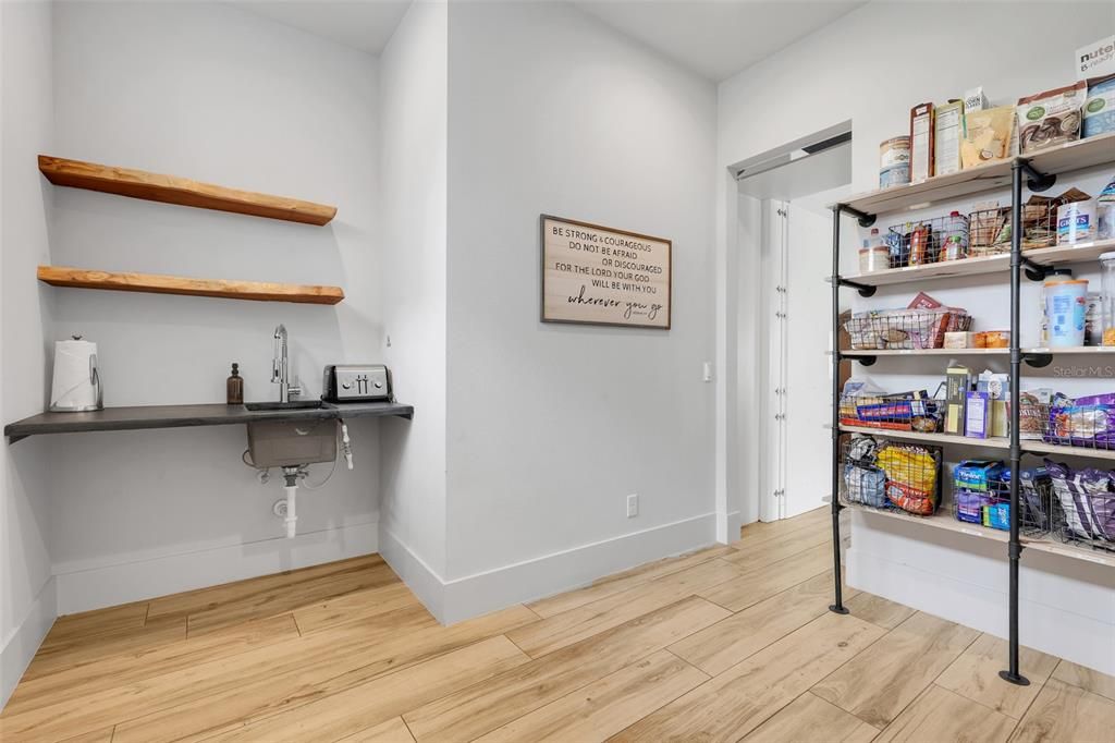 Activo con contrato: $970,000 (3 camas, 2 baños, 3132 Pies cuadrados)