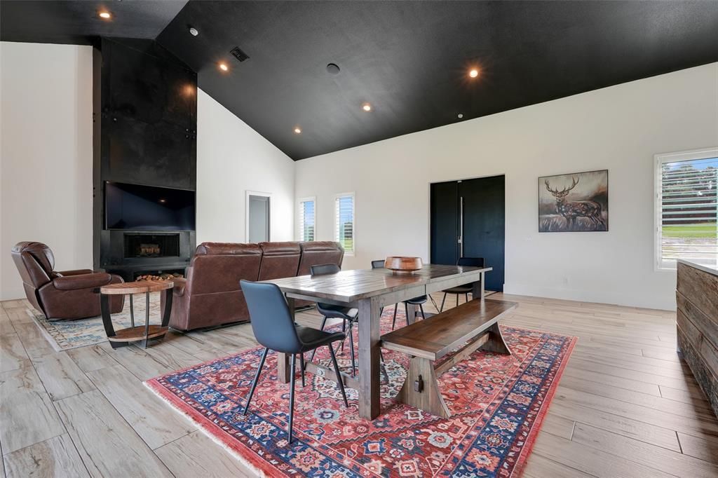 Activo con contrato: $970,000 (3 camas, 2 baños, 3132 Pies cuadrados)