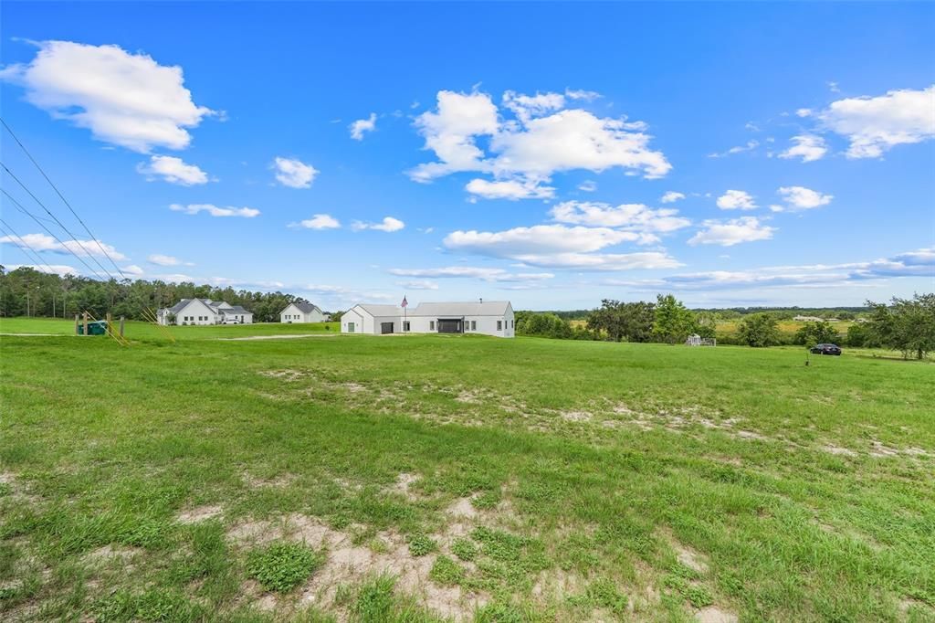 Activo con contrato: $970,000 (3 camas, 2 baños, 3132 Pies cuadrados)