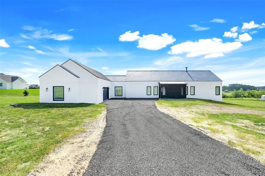 Activo con contrato: $970,000 (3 camas, 2 baños, 3132 Pies cuadrados)