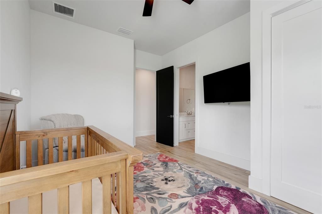 Activo con contrato: $970,000 (3 camas, 2 baños, 3132 Pies cuadrados)