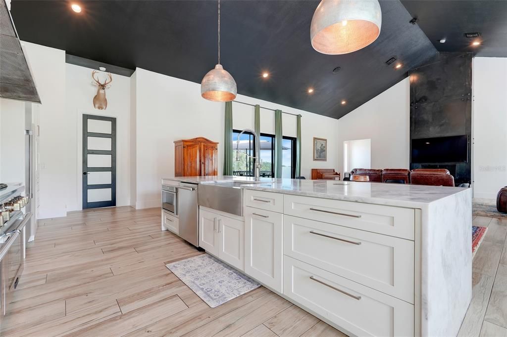 Activo con contrato: $970,000 (3 camas, 2 baños, 3132 Pies cuadrados)