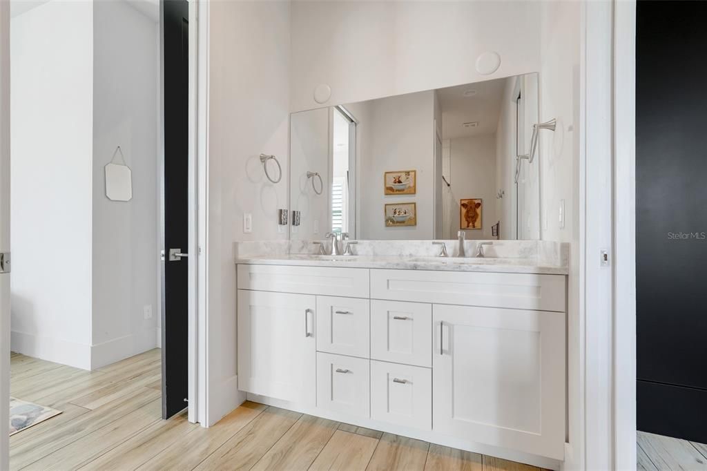 Activo con contrato: $970,000 (3 camas, 2 baños, 3132 Pies cuadrados)