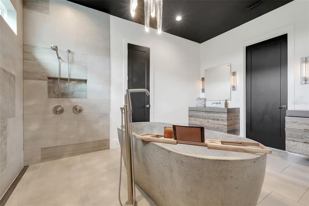 Activo con contrato: $970,000 (3 camas, 2 baños, 3132 Pies cuadrados)