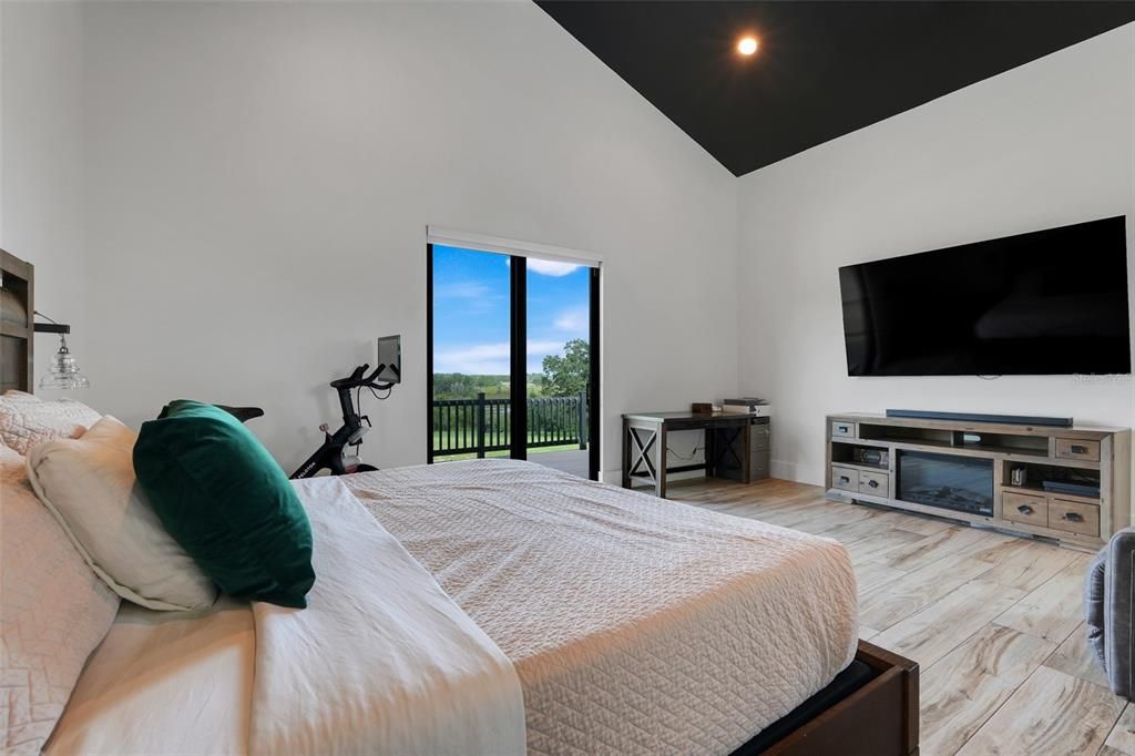 Activo con contrato: $970,000 (3 camas, 2 baños, 3132 Pies cuadrados)