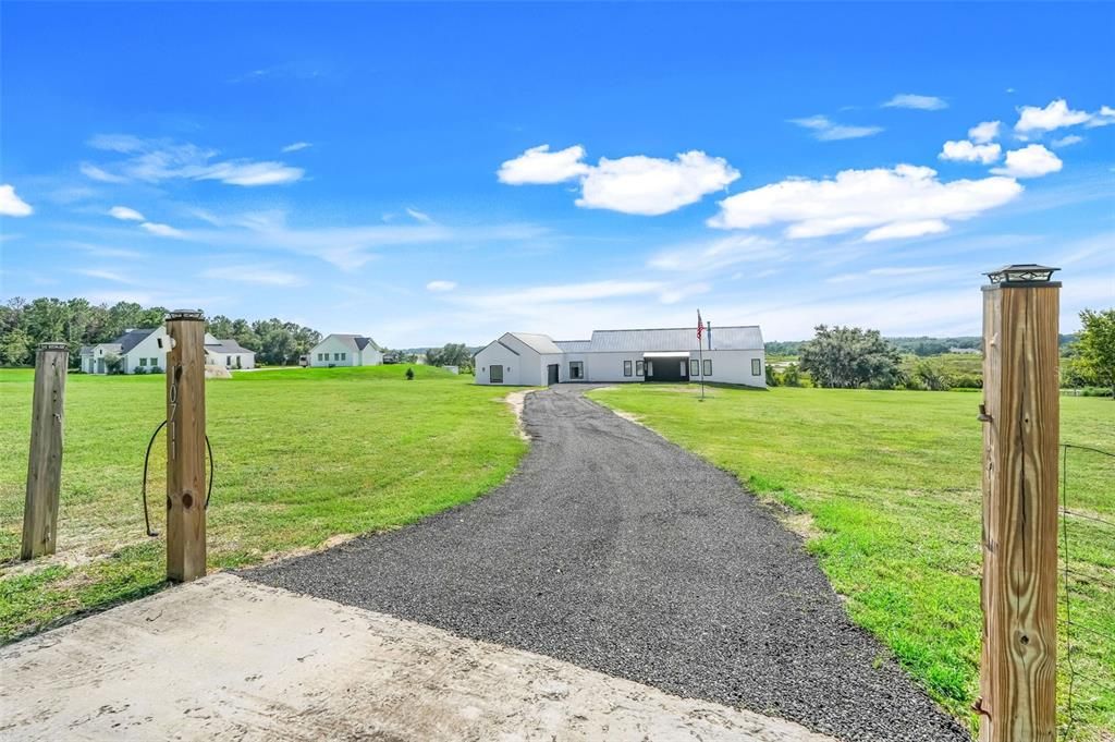 Activo con contrato: $970,000 (3 camas, 2 baños, 3132 Pies cuadrados)