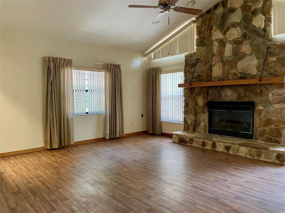 待售: $245,000 (3 贝兹, 2 浴室, 1840 平方英尺)